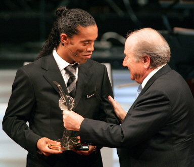 sepp blatter remet son trophée à ronaldinho
